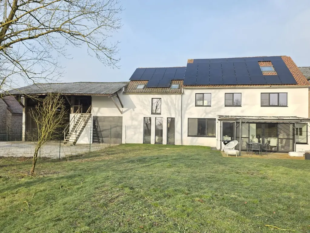VENDU -      LONGUEVILLE    (Chaumont-Gistoux) - Superbe maison avec hangar et appartement séparé